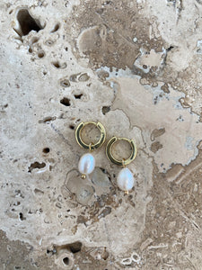 Saint Maïden Huggie Hoop Pearl Earrings